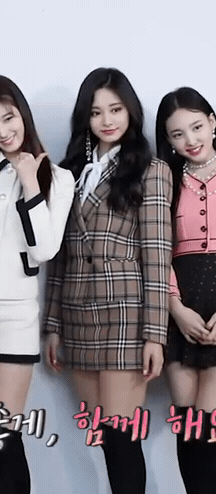 치명적인 쯔위 미모 & 셀카 찍는 지효