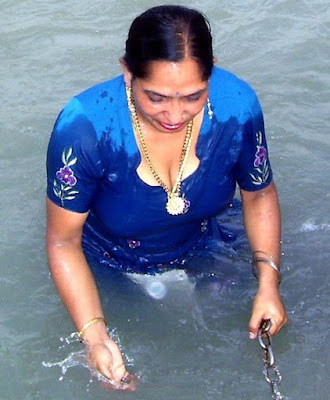 Mallu Aunty Bathing In Ganga Showing Cleavage