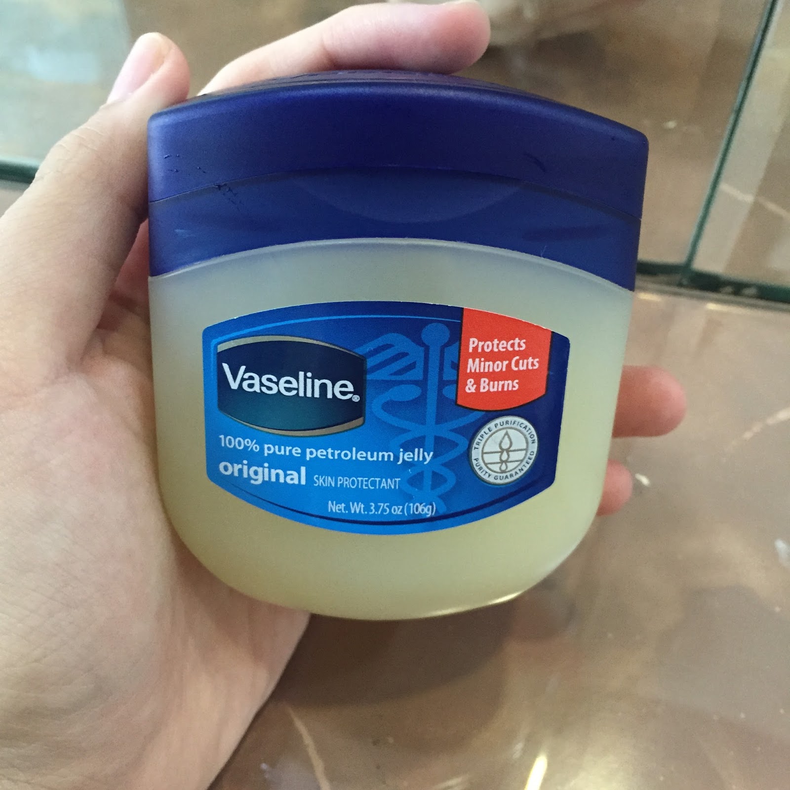 Можно ли использовать вазелин в качестве. Вазелин применяется. Вазелин косметический. Вазелин масло. Вазелин применение.