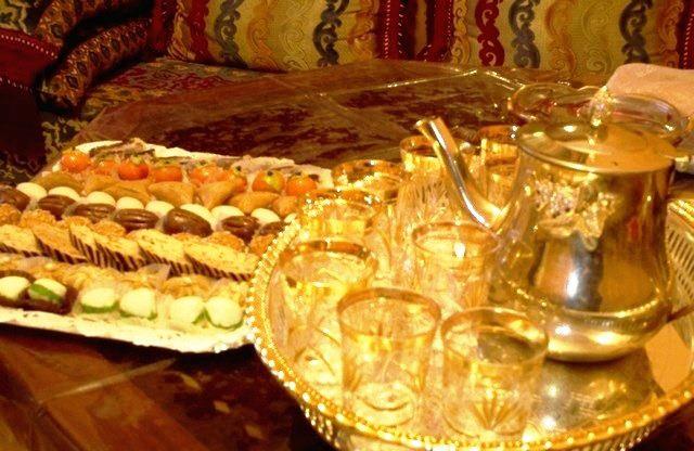 صور لتقديم الشاي المغربي الرائع مع الحلويات