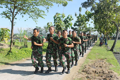 ISI MINGGU MILITER DENGAN LARI JALAN SEJAUH 5 KM