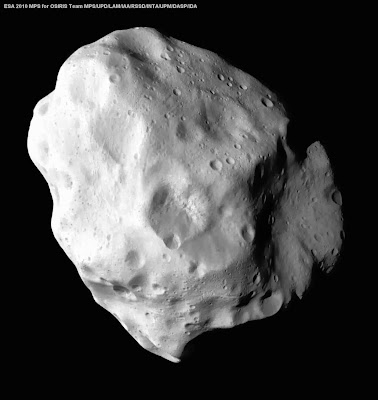 Asteroide Lutecia, visto de cerca por la sonda Rosetta
