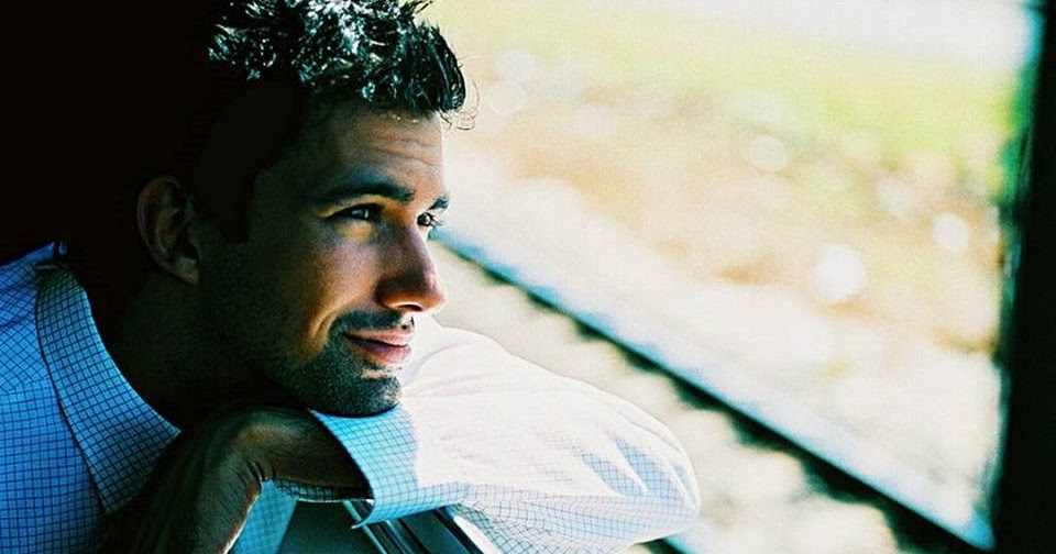 мужчина в купе. парень в электричке. красивый парень в поезде. парень в поезде. пассажиры в поезде.