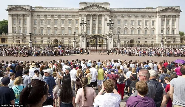 Thousands flock at The Buckingham Palace for the news of the birth.