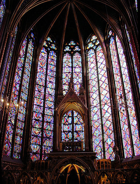Soaring lancet or pointed-arch windows of Sainte Chapelle bathe the interiors in heavenly light.