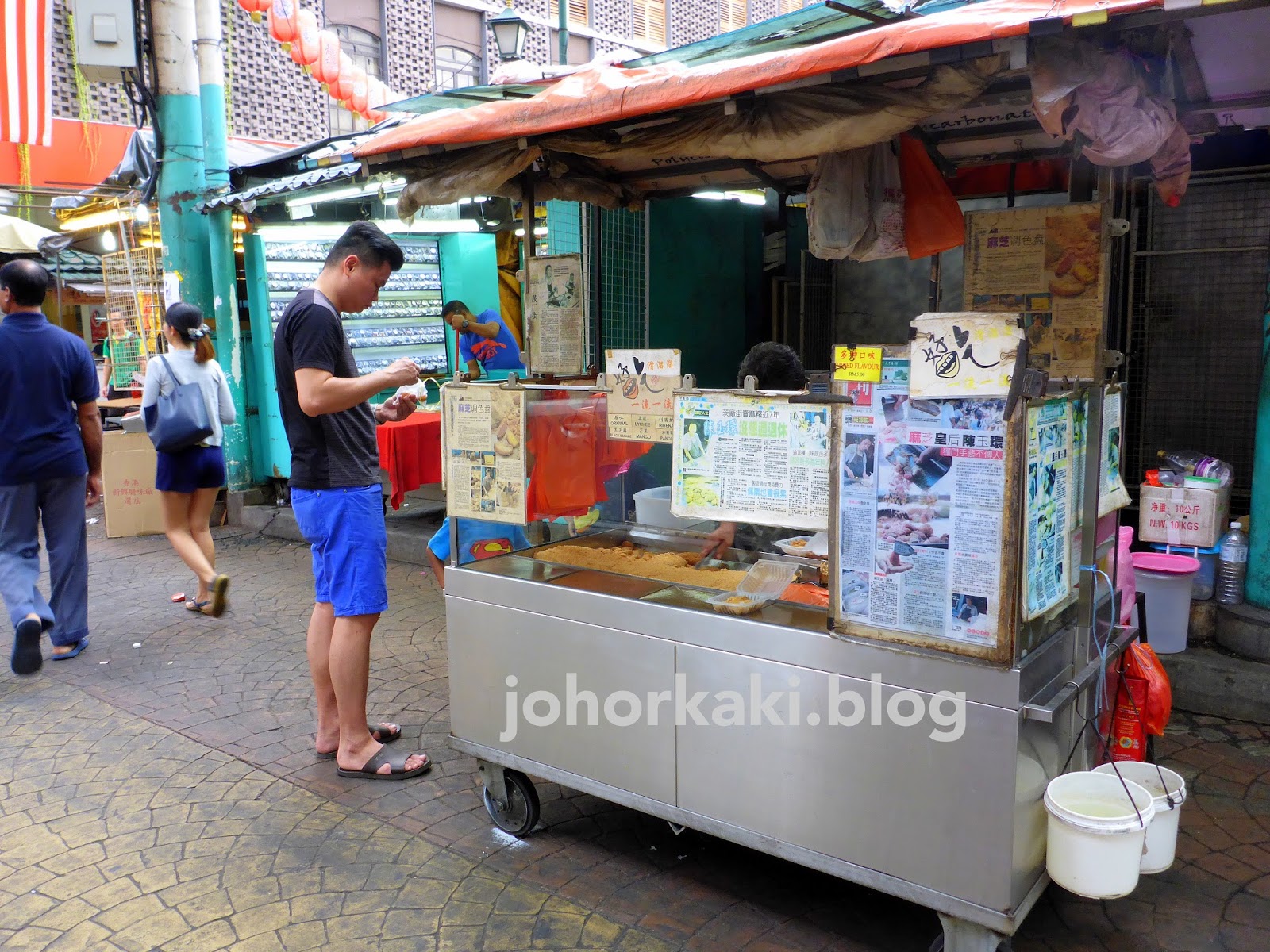 Petaling Street Food. Chinatown Mdm Tang Muah Chee. Sweet Rice Cake