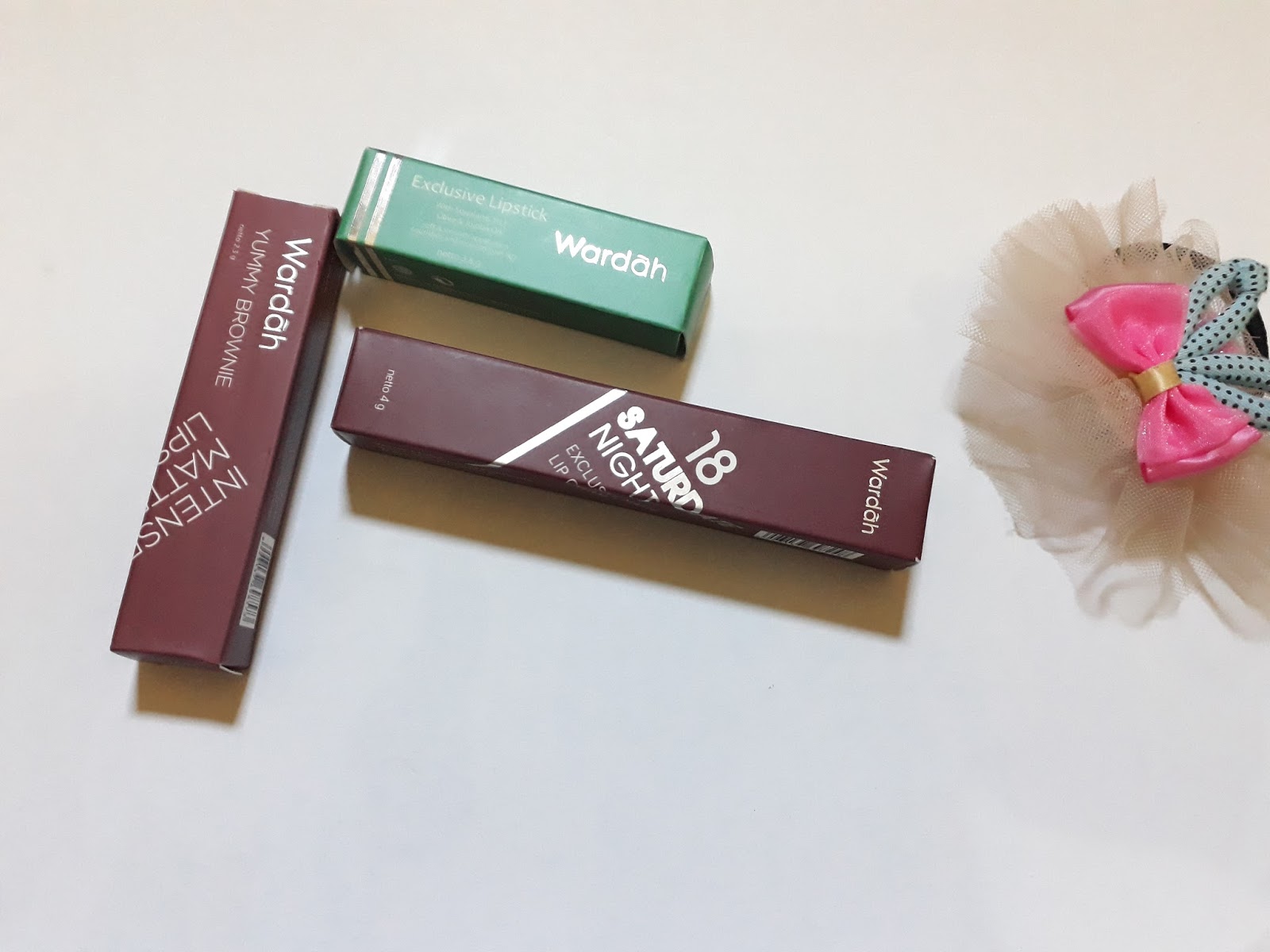 Review Warna baru Lip Produk Wardah Kali ini Wardah ngeluarin warna baru untuk keempat seri perona bibirnya Hanya disini aku cuman dapat 3 warna dari masing masing serinya