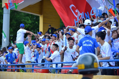Chùm ảnh: CĐV HAGL 'thổi lửa' trên sân Hàng Đẫy - Ảnh 3 Chum anh: CDV HAGL 'thoi lua' tren san Hang Day - Anh 3