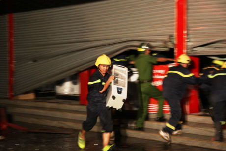 Chay sieu thi dien may lon bac nhat tinh Quang Tri - Anh 5