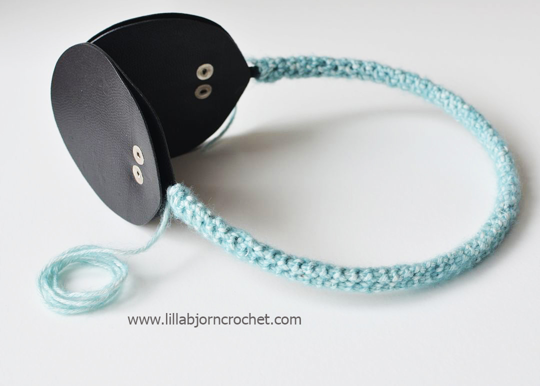 Floral Ear Muffs Free Crochet Pattern LillaBjörn's Crochet World