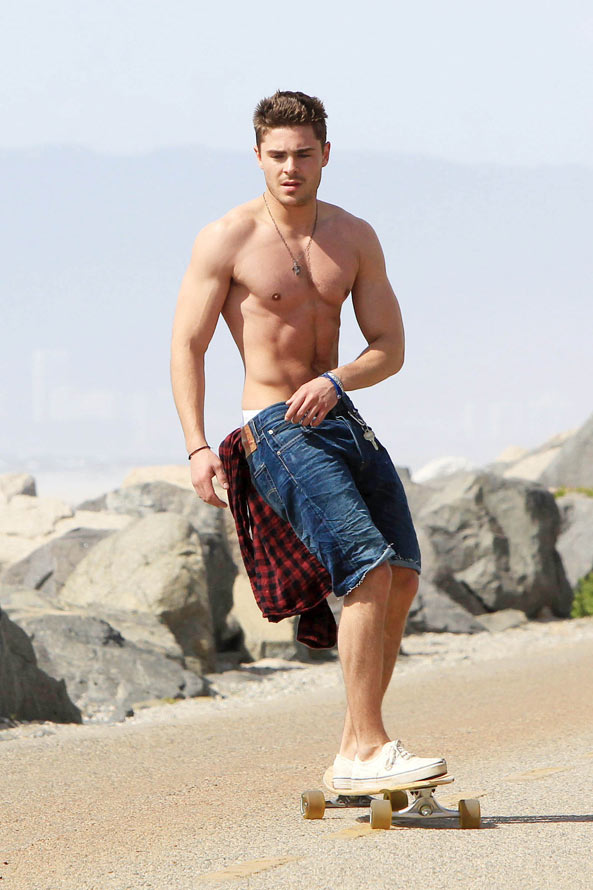 [Image: Zac-Efron_shirtless.jpg]