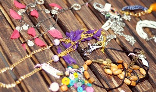 CERAHNYA PELUANG USAHA AKSESORIS WANITA Lingkungan Bisnis CERAHNYA PELUANG USAHA AKSESORIS WANITA Lingkungan Bisnis