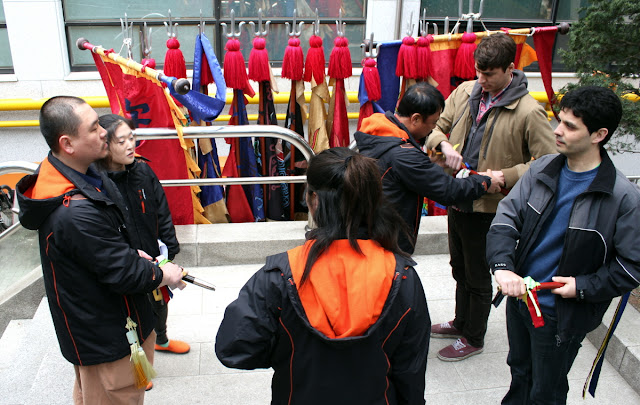 Aprendiendo los saludos y gestos de los guardias reales coreanos
