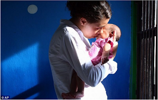 Polisi dan Jaksa Sangat Kejam! Bayi 5 Bulan Ini Harus Merasakan Dinginnya Penjara Polisi dan Jaksa Sangat Kejam! Bayi 5 Bulan Ini Harus Merasakan Dinginnya Penjara