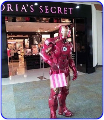 Ocurrencias Divertidas: Ironman color rosa comprando en Victoria's Secret.