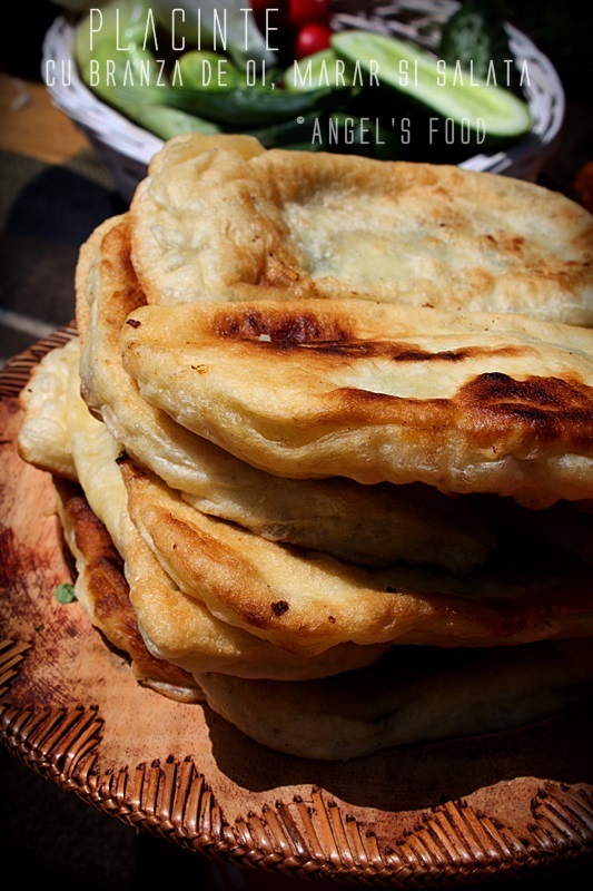 Placinte umplute cu branza de oi, marar si salata verde