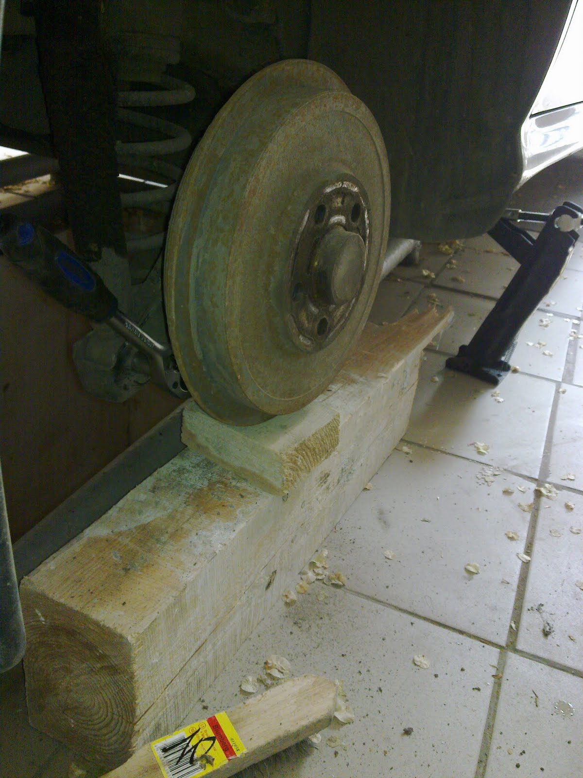 9118: КАК поменять самому задние амортизаторы Шкода Октавия (2007)