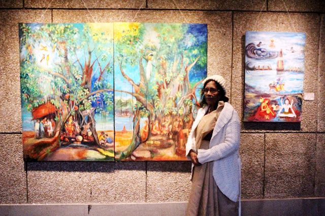 Artist Uma Bardhan with her painting Artist Uma Bardhan with her painting