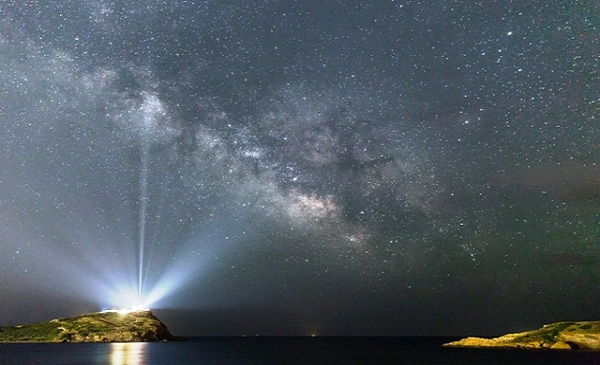 Αποτέλεσμα εικόνας για NASA: Ο ναός του Ποσειδώνα στο Σούνιο φωτίζει τον Γαλαξία μας