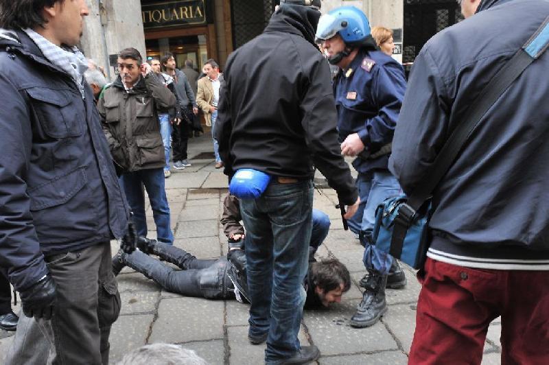 Полиция Турина применяет силы против манифестантов Италия