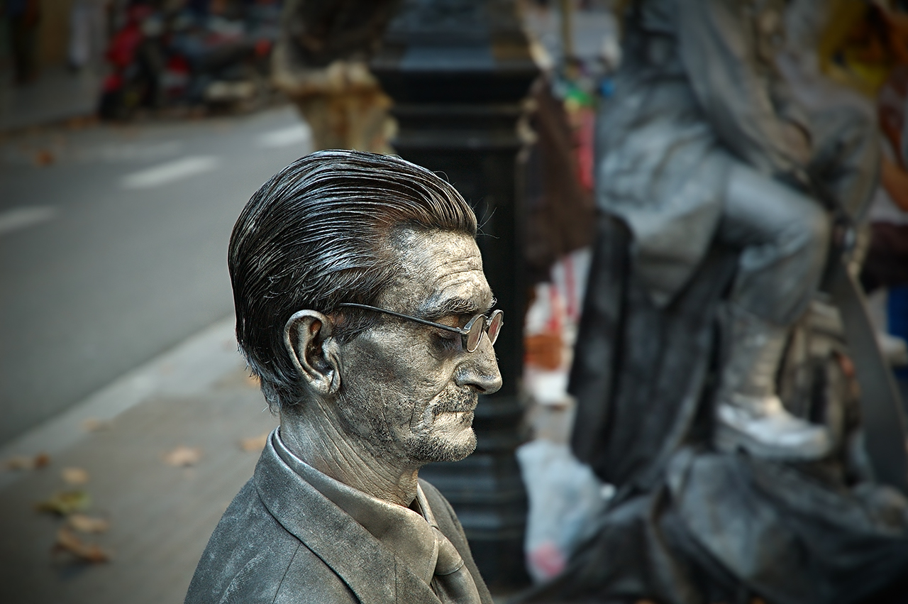 Profile of seasoned human statue in Las Ramblas