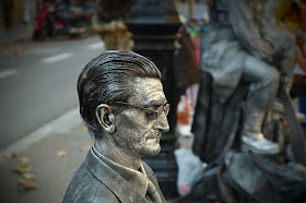 Profile of seasoned human statue in Las Ramblas