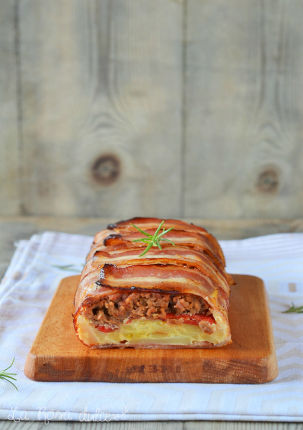 Pastel de carne picada y tortilla de patata envuelto en beicon