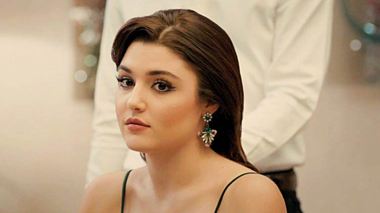Foto Artis Turki Cantik Hande Ercel - Merk yg Bagus