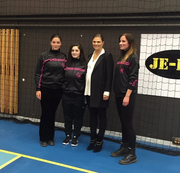  Crown Princess Victoria of Sweden visited a football education organization that has been established in 2013 in town of Tumba for girls aged between 12 and 16, which is called 