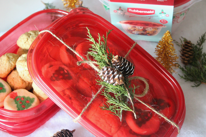 Pinecone Holiday Gift Wrap Tutorial / Rubbermaid TakeAlongs