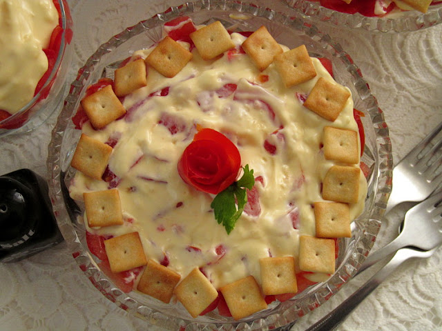 Салат из помидор с крекерами и плавленным сыром