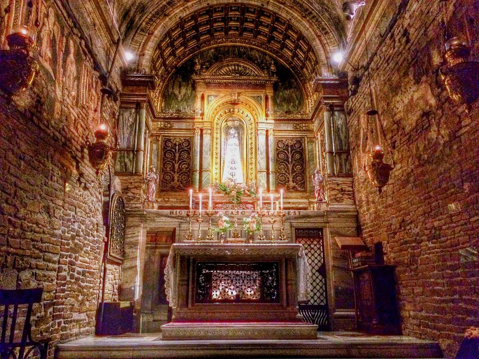 Ciência confirma a Igreja Anjos levaram a casa de Maria de Nazareth a Loreto única tese que