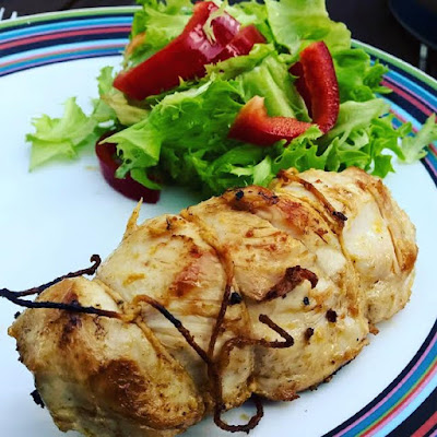 Aurajuustoa ja broilerinlihaa grillattuna