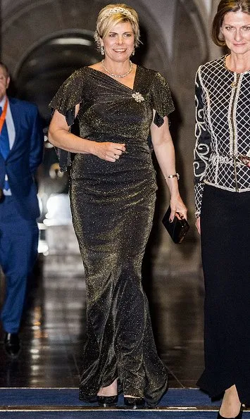 Queen Maxima wore Jan Taminiau gown and House Diamonds Necklace. Princess Beatrix was attended the state banquet. She wore the Antique Pearl tiara