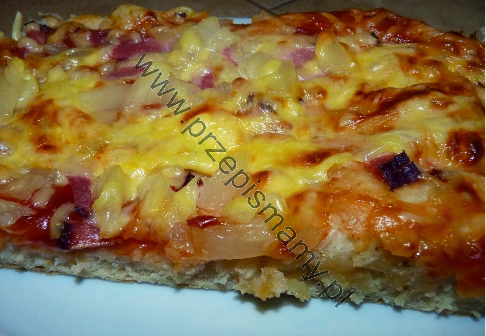 Pizza z szynką i ananasem Pizza z szynką i ananasem