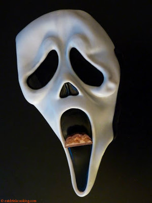 Halloween Scream Maske mit Süssigkeit