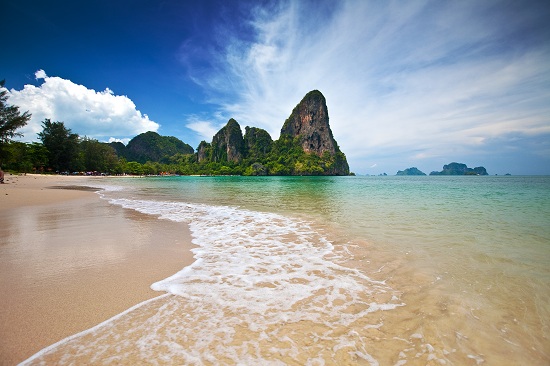 اأكبر موسوععةةة لصور الطبيعةة الخلابهه  Krabi-bay-limestone-cliffs-overlooking-wide-sandy-beach-Thailand