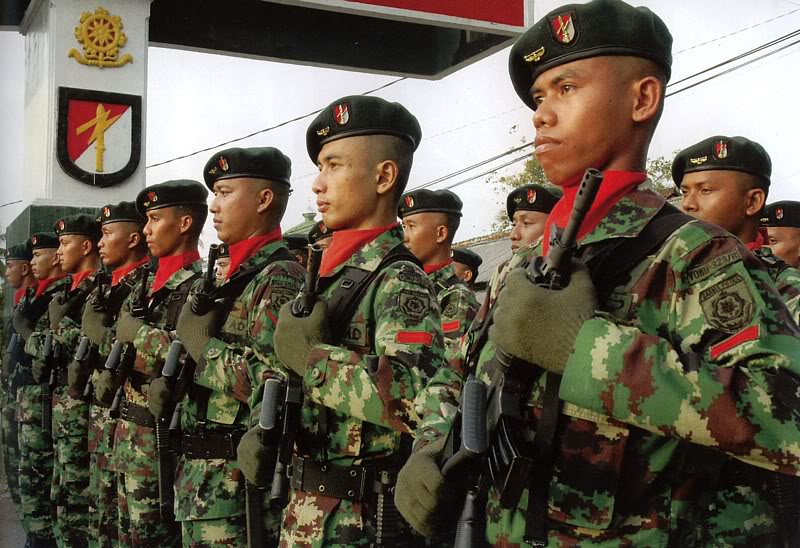 Форма разных военных. Разные военные формы. Солдаты Индонезии. Военная форма Индонезии.