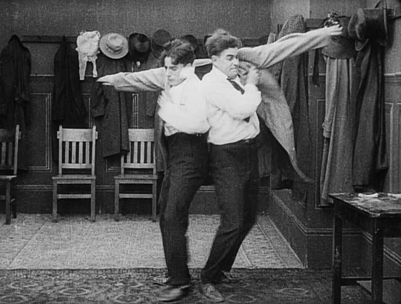 Така це що. Чарли Чаплин танго. Tango Tangles 1914. Чаплин дерется. Чаплин обнимает.