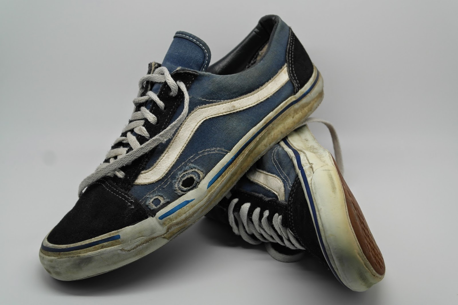 theothersideofthepillow: vintage VANS style #36 white on navy OLD SKOOL