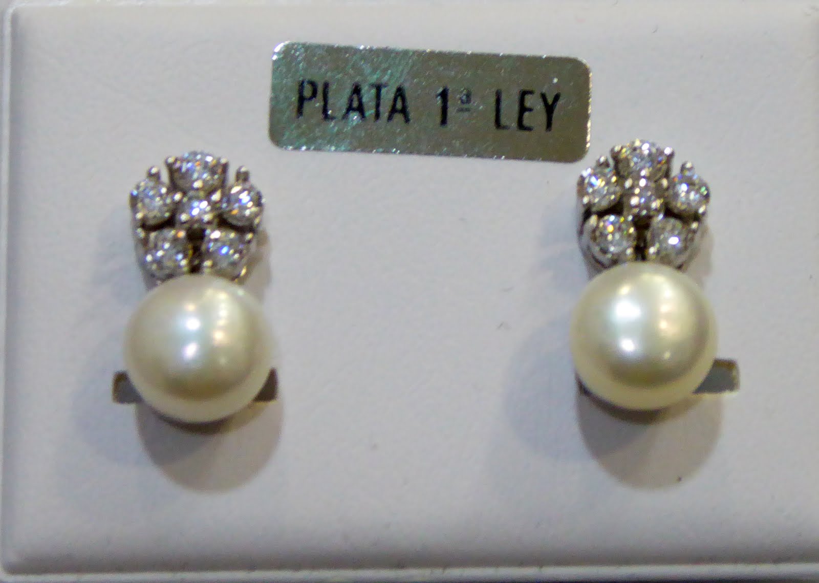 Pendientes de perla con cierre Omega