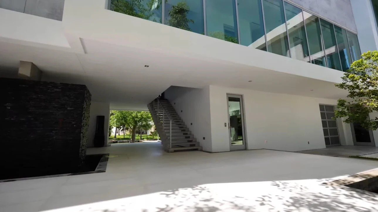 29 Photos vs. 3550 Matheson Ave | Miami - Contemporary Bayfront Property - Luxury Home & Interior Design Video Tour