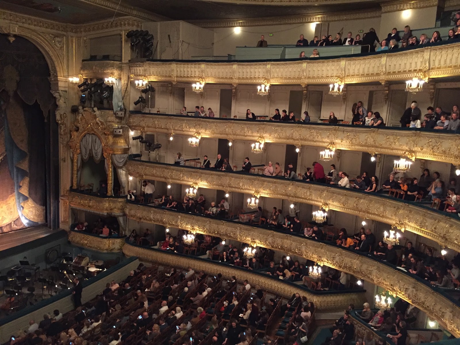 Мариинка санкт-петербург зимой. Страдивари ансамбль мариинского театра. Mariinsky theatre st petersburg. Вторая сцена мариинского театра, санкт-петербург. Елка в мариинском театре.