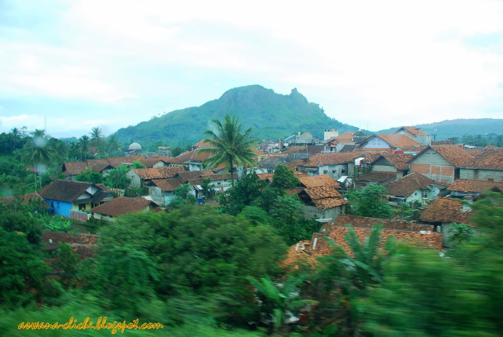 aswana-cliche: A view of Parahyangan from the train window pane