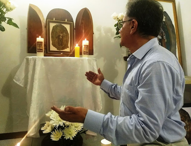 Todos los primeros jueves de cada mes, Sánchez Cerquera convoca a los rosarios marianos que se celebran en su conjunto residencial, al norte de Bogotá. Foto: La Pluma & La Herida