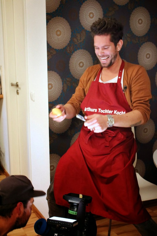 Carsten, der Moderator von "Abenteuer Leben" schält in der Küche mit Arthurs Tochter kocht die Kartoffeln | Arthurs Tochter kocht. Der Blog für Food, Wine, Travel & Love!