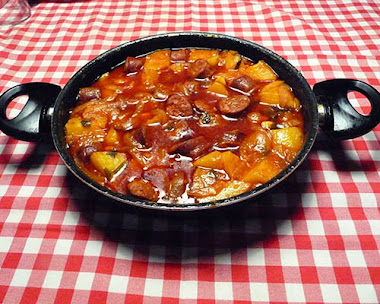 Patatas con chorizo en Mari Vega