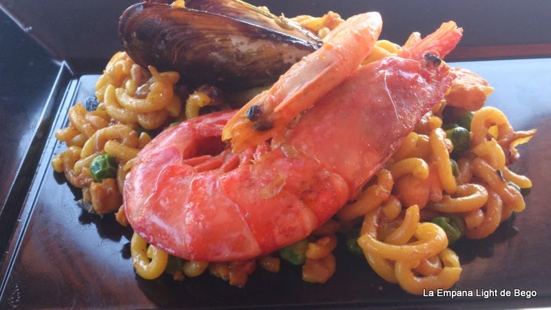 Fideuá de mariscos a la leña