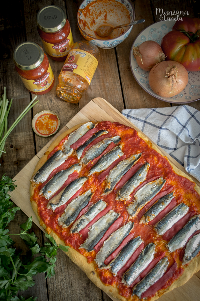 Coca de sardinas con sofrito de tomate y pimientos del Piquillo
