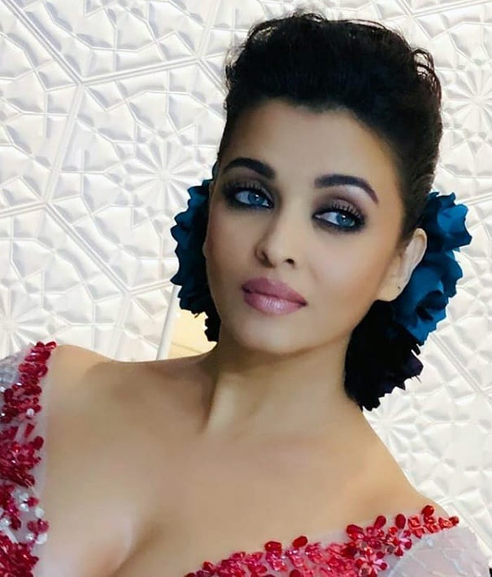 700px x 821px - Aishwarya Rai stuns with her HOT Look - Latest Movie Updates, Movie  Promotions, Branding Online and Offline Digital Marketing Services